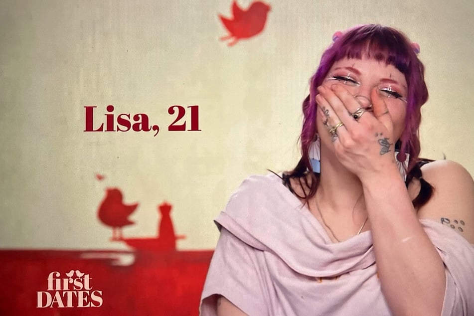 Lisa (21) kann sich kaum halten vor Lachen. Die Stimmung beim Date ist locker, entspannt und voller guter Laune.