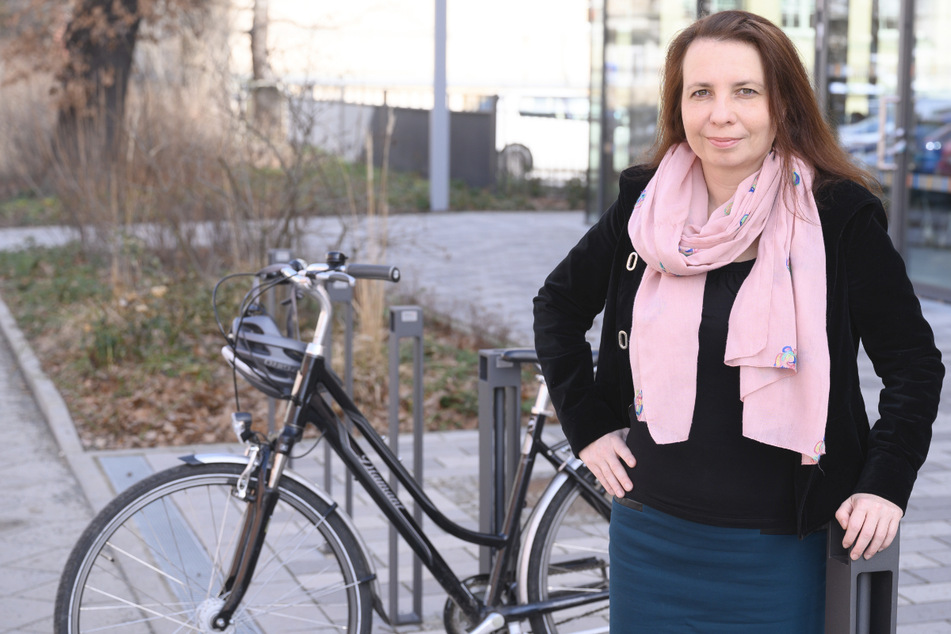 Angela Francke, Verkehrswissenschaftlerin, steht vor ihrem Fahrrad. Am 1. März 2021 übernimmt Francke die erste Professur für Radverkehr in Baden-Württemberg.