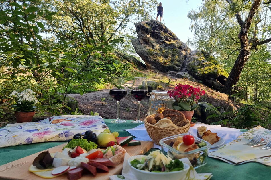 Das Picknick an der Kaiserkrone, dem Gemäldefelsen, krönt den Wandertag.