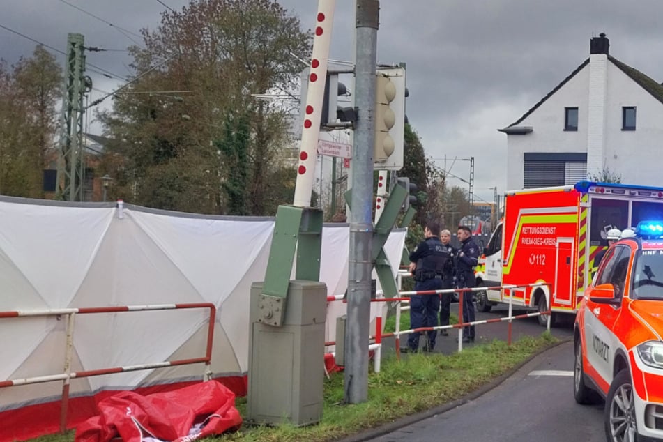 Tragisches Drama an Bahnübergang: Person von Regionalbahn erfasst und getötet
