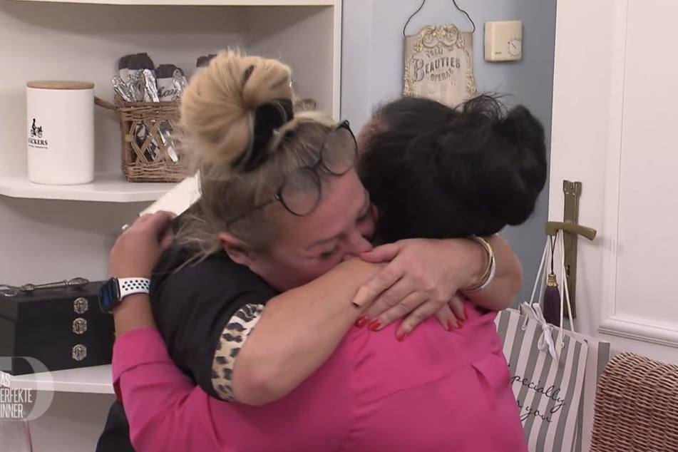 Nach der Verkündung des Siegers fallen sich die Frauen unter Tränen in die Arme.