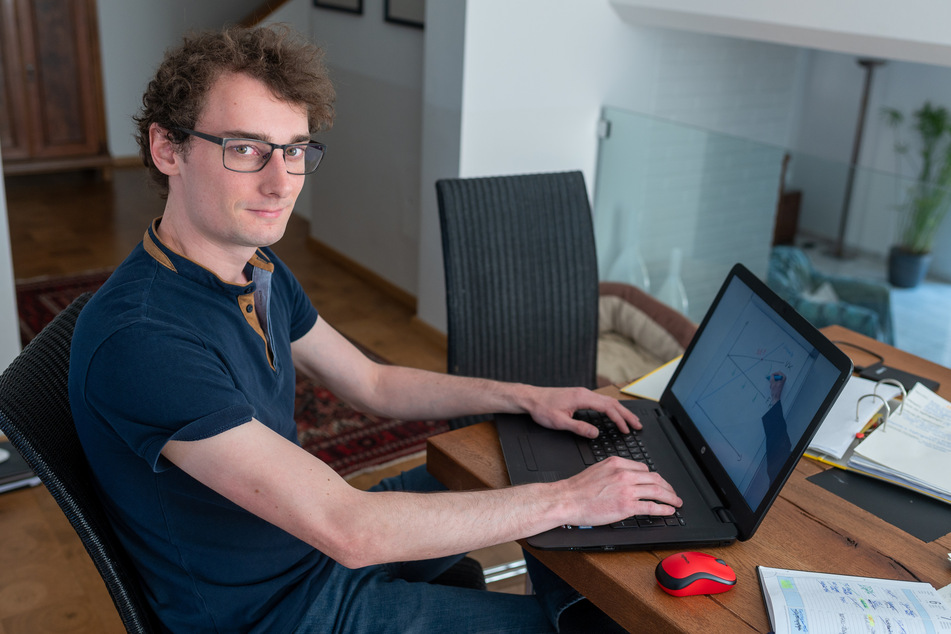 Ein Student schaut sich ein Erklär-Video online an. (Archivbild)