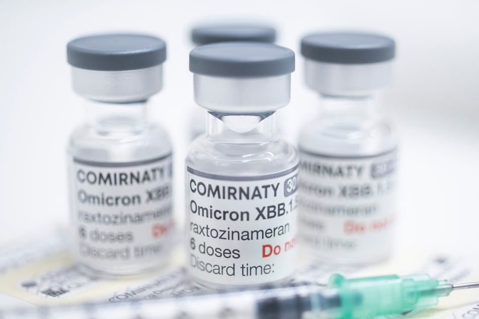 Ampullen mit Dosen des neuen an die Omikron-Sublinie XBB.1.5 angepassten Corona-Impfstoffs von Biontech/Pfizer stehen inzwischen zur Verfügung.