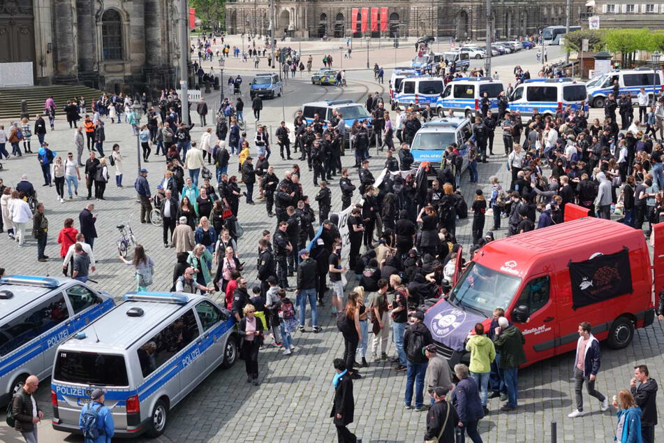 Hunderte Menschen treffen auf ein Polizei-Großaufgebot.