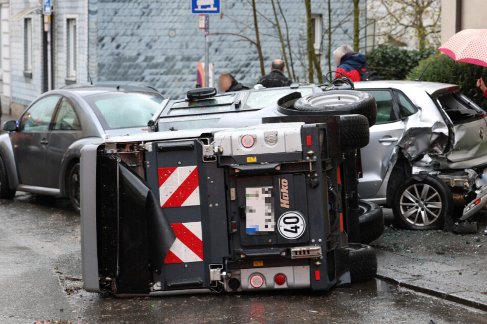 Die Kehrmaschine der Stadt Wuppertal musste nach dem folgenschweren Unfall abgeschleppt werden.