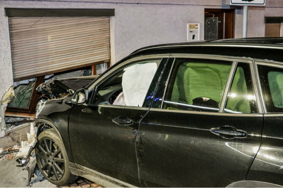 Ein Auto steckt in einer Hauswand. (Symbolbild)