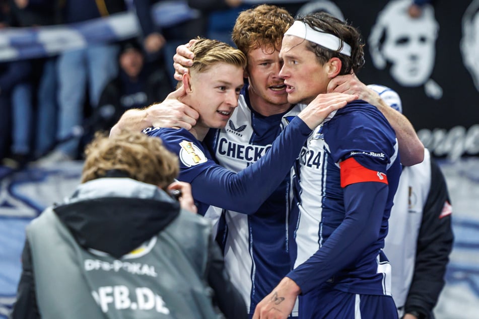 Erst noch der Depp, dann der Held: Torschütze Sebastian Grönning (M.).