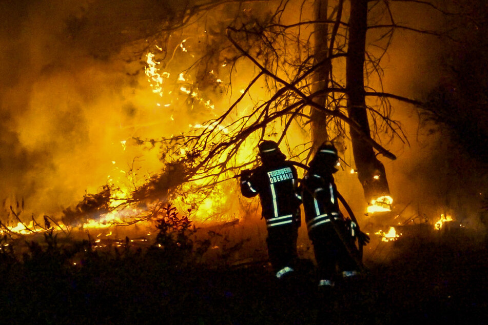 Im oberfränkischen Oberhaid kämpften die Feuerwehrkräfte auf rund 5000 Quadratmetern gegen die Flammen.