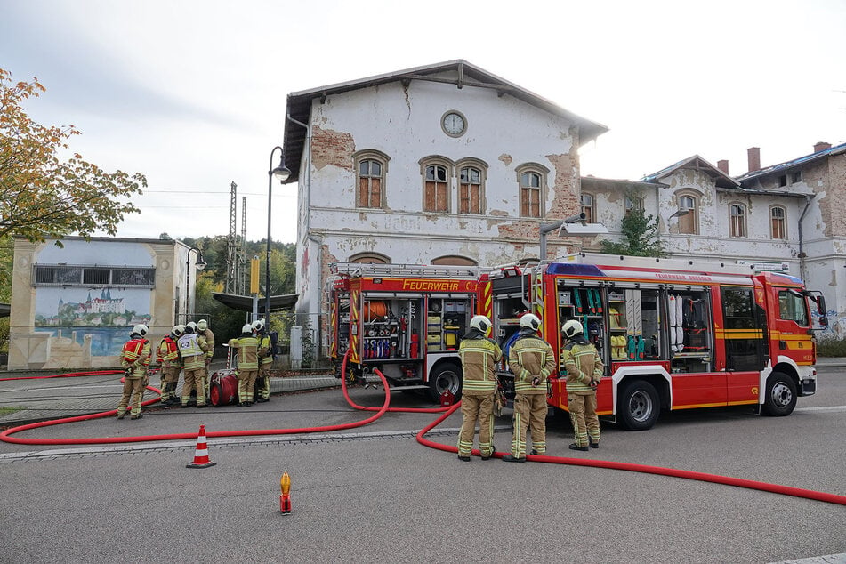 Einsatz der Dresdner Feuerwehr in der Bahnhofsstraße in Cossebaude.