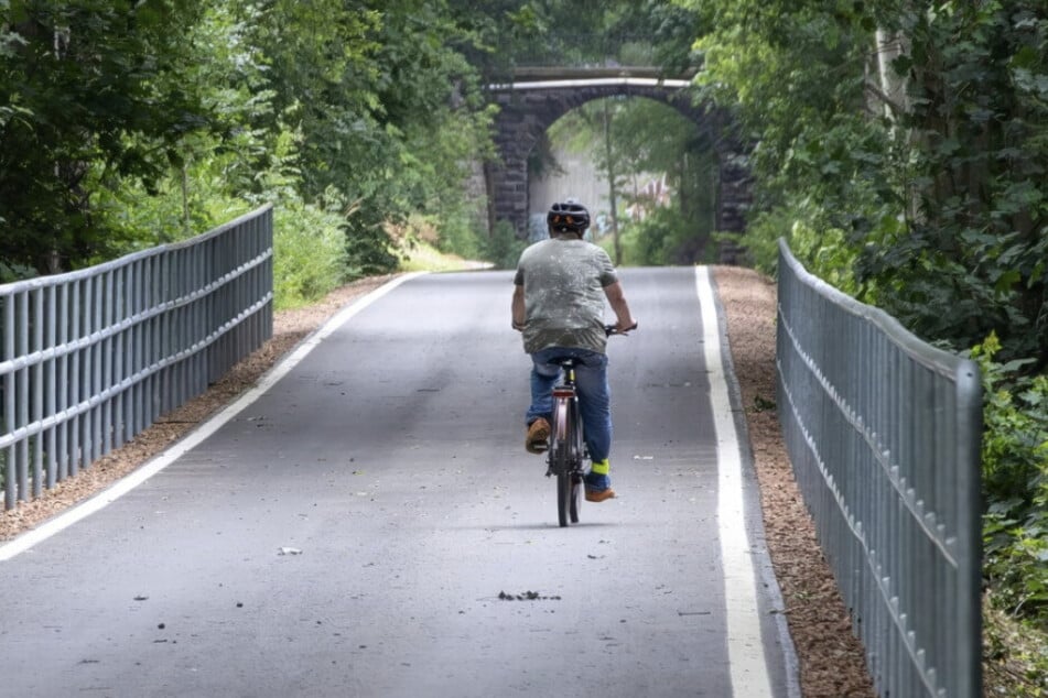 Auf etwa 13 Kilometern zieht sich der Premiumradweg durch Chemnitz. Vier Meter breit, schnell, sicher und völlig ohne Autoverkehr - doch auf Google Maps nicht auffindbar.