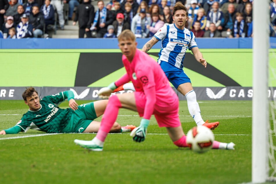 Mads Pedersen (30, r.) nimmt Maß und trifft sehenswert zum 1:0.