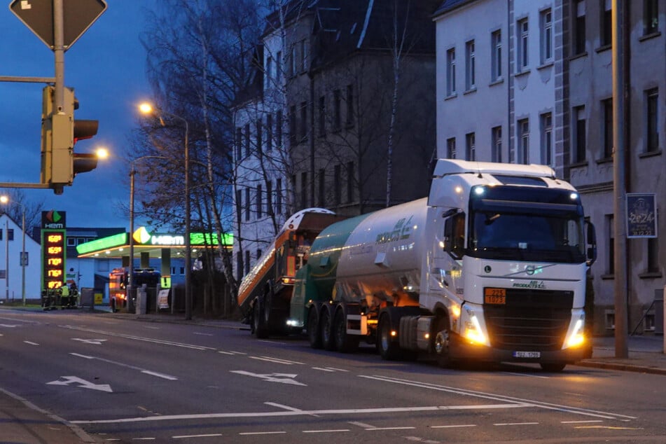 Lkw verliert Gefahrgut in Zwickau: Straße gesperrt, Anwohner evakuiert