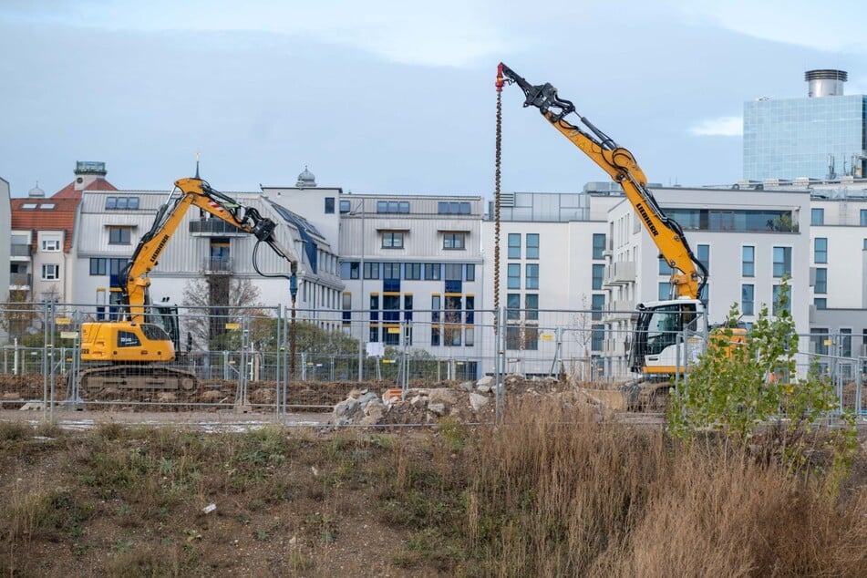 Ob es sich tatsächlich um Sprengkörper handelt, wird derzeit überprüft. Laut Stadtverwaltung gibt es aktuell noch keinen Grund für eine Evakuierung.
