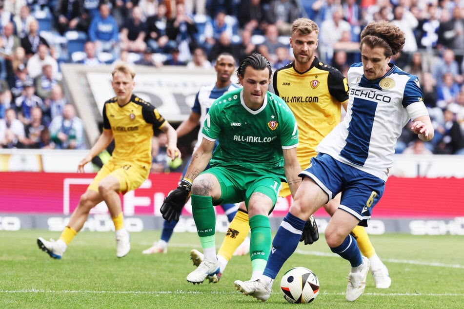 Dynamo-Torwart Tim Schreiber (3.v.r.) war ein echter Rückhalt, auch Lars Bünning (2.v.r.) wusste zu überzeugen.
