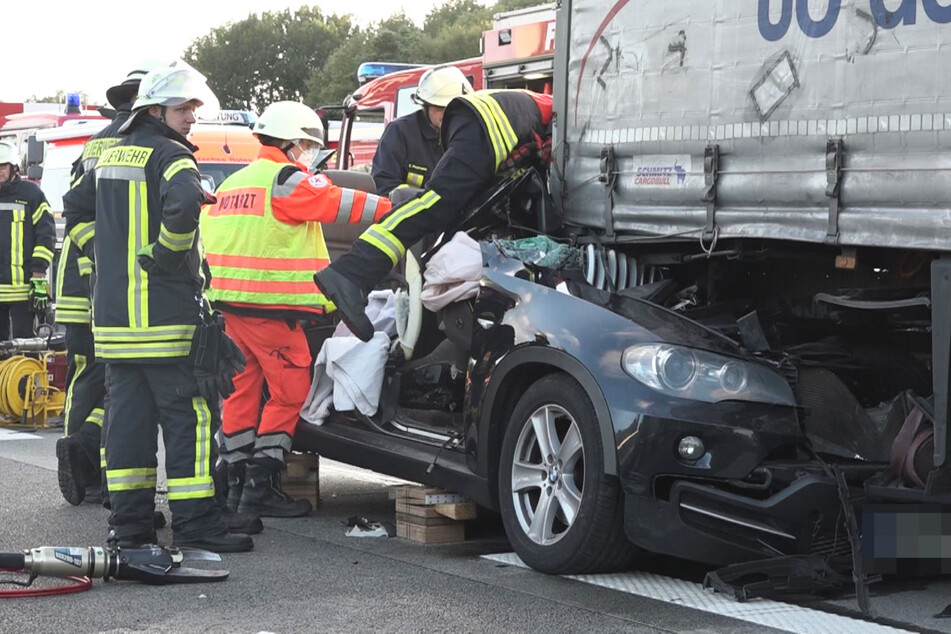 Der BMW-Fahrer wurde bei der Kollision eingeklemmt und musste von der Feuerwehr befreit werden. Er kam mit schweren Verletzungen ins Krankenhaus.