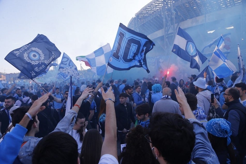 Ausgelassene Stimmung vor dem Stadio Diego Armando Maradona in Neapel, wo 60.000 Fans aus der Ferne dem Team die Daumen drückten.