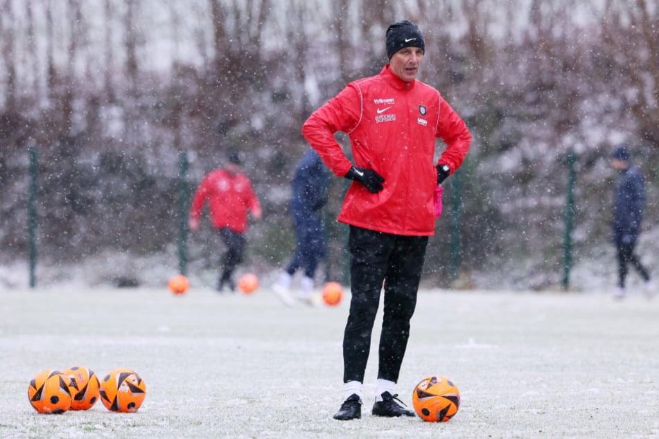 Skeptischer Blick: Für Jens Härtel (56) und seine Veilchen lief es 2025 nicht besonders gut.