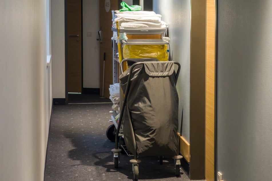 Ein Wagen des Zimmerservice im B&amp;B-Hotel Leipzig City. Aus diesen Gefährten hatte der Täter Barrikaden gebaut und angezündet.