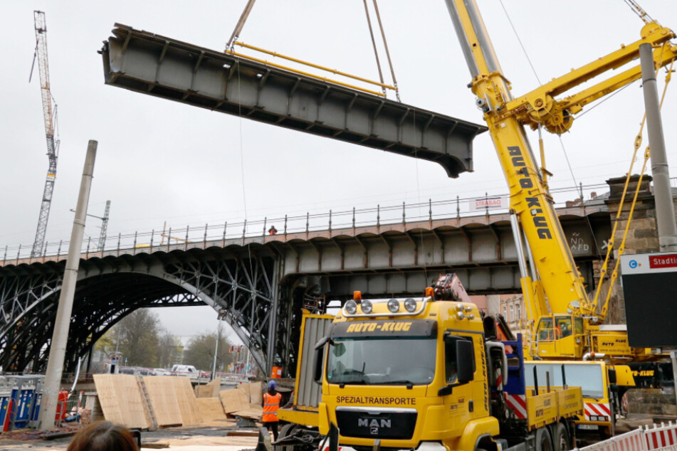 Aktuell werden am Chemnitzer Viadukt Teile der Brücke herausgeschnitten.