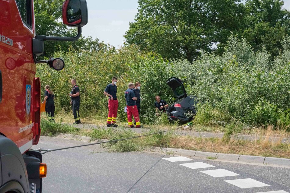 Feuerwehr und Polizei waren nach einem Unfall in Bergheim vor Ort.