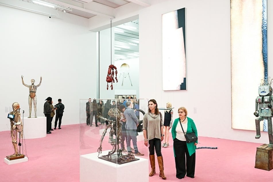 Das "Skelett" von Filmliebling E.T. (Mitte) steht in der Ausstellung gegenüber vom Gläsernen Mann.