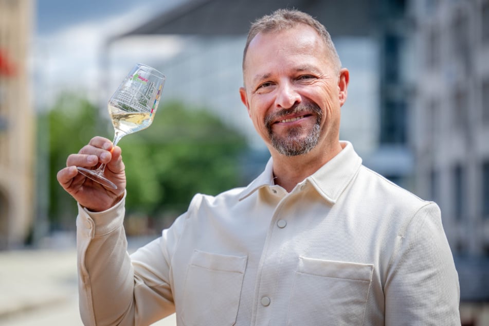 Weinfest-Veranstalter André Gruhle musste die Weingläser aufgrund der großen Nachfrage nachbestellen.