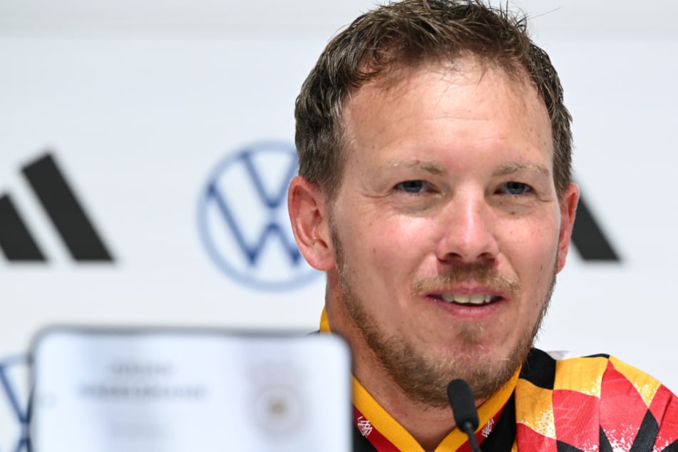 Julians Nagelsmann (38) lässt auf der Außenverteidiger-Position überraschend den Frankfurter Brown anstelle vom Leipziger David Raum ran.
