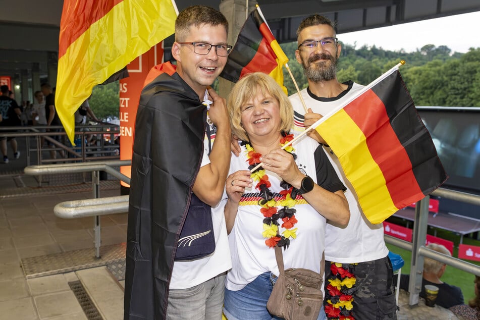 Kamen für ein Familientreffen zusammen: Zerspanungsmechaniker Thomas Ott (37, r.), sein Neffe und Elektromeister Robin Tiegel (32) sowie dessen Mutter Jana Spehner (56), Mitarbeiterin im Freibad.