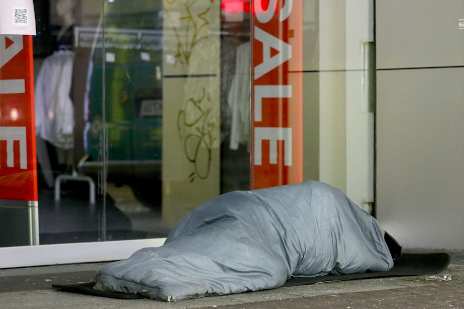 Ein Obdachloser schläft vor einem Geschäft. Trotz lebensgefährlicher Kälte finden viele Betroffene in bestehenden Einrichtungen keinen Platz.