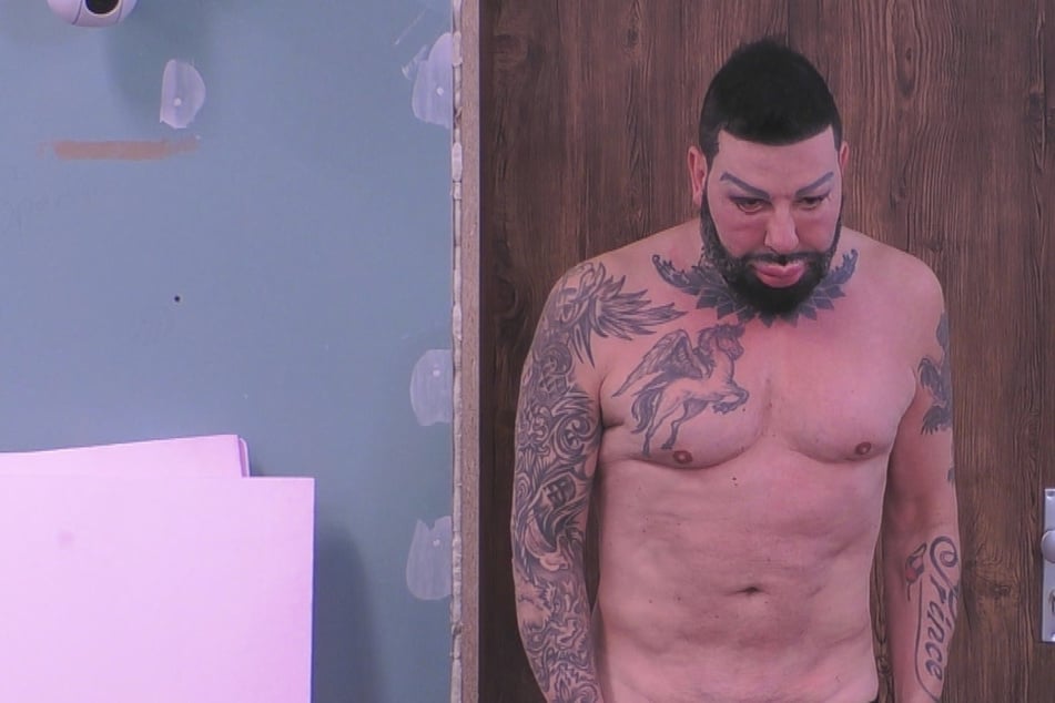 Promi Big Brother: Feuchter Spaß bei "Promi Big Brother": Harald Glööckler lässt sich den Schlauch halten