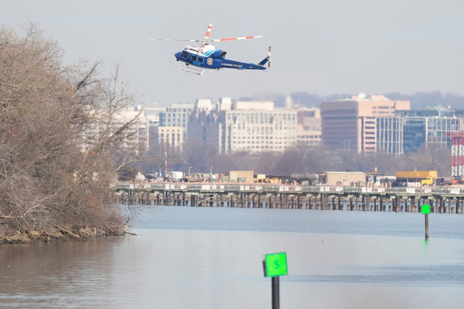 Ein Hubschrauber bei Such- und Rettungsarbeiten rund um das Fleugzeugwrack im Potomac River. Bei dem Unglück kamen vermutlich alle 67 Passagiere ums Leben.