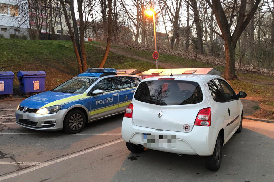 In der Gluckstraße endete eine rasante Verfolgungsjagd. Die zwei Insassen sprangen anschließend in die "Chemnitz".