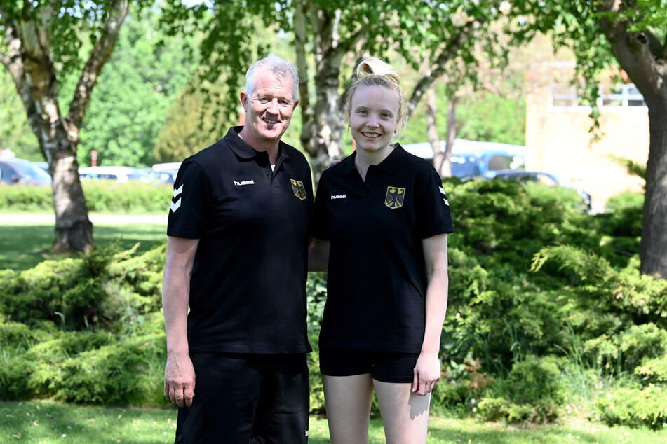 Bundestrainer Vital Heynen (53) und Kapitän Jennifer Janiska (28) bereiteten sich im Sommer mit dem Team sieben lange Wochen in Kienbaum vor.