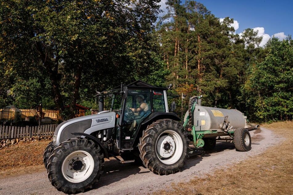Landwirte unterstützten Löscharbeiten mit Güllefässern.