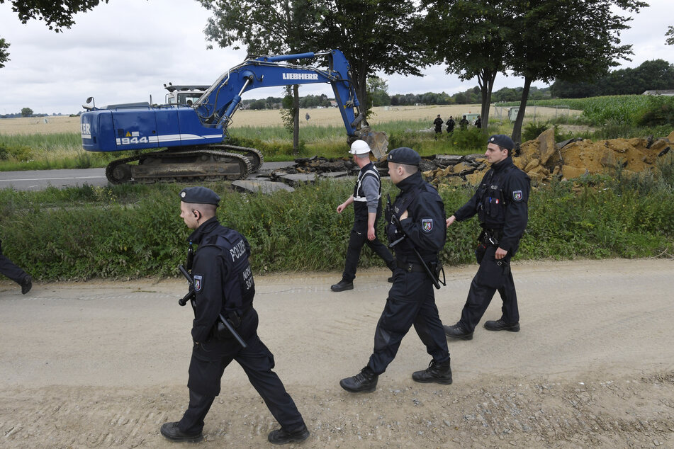 Polizisten bewachen den Abriss der L277. (Aufnahme vom Montag)
