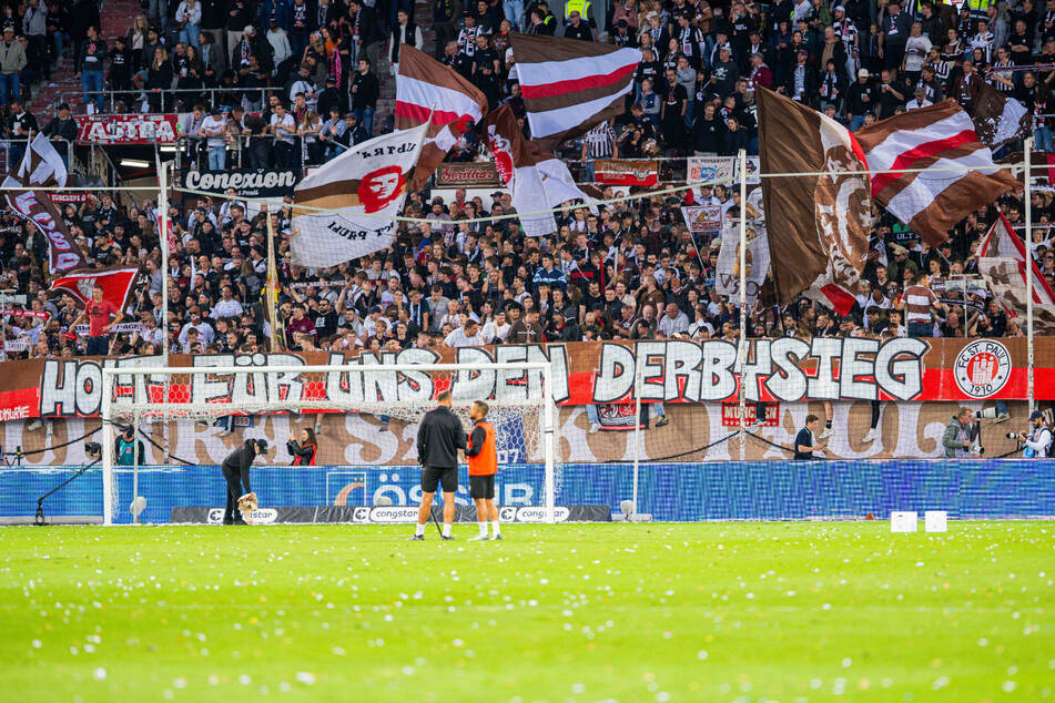 Die Fans haben nach dem ersten Spiel direkt eine Derby-Nachricht an die Mannschaft geschickt. Am Millerntor hielten sie ein Banner mit der Aufschrift "Holt euch den Derbysieg" hoch.
