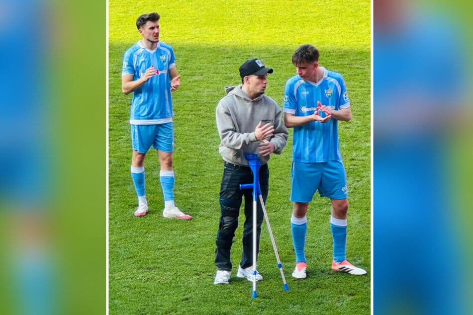 CFC-Angreifer Maurizio Grimaldi (23, M., im Gespräch mit Georg Hempel) tauchte in Halle mit Krücken auf. Er fällt mit einer Knieverletzung rund drei Wochen lang aus.