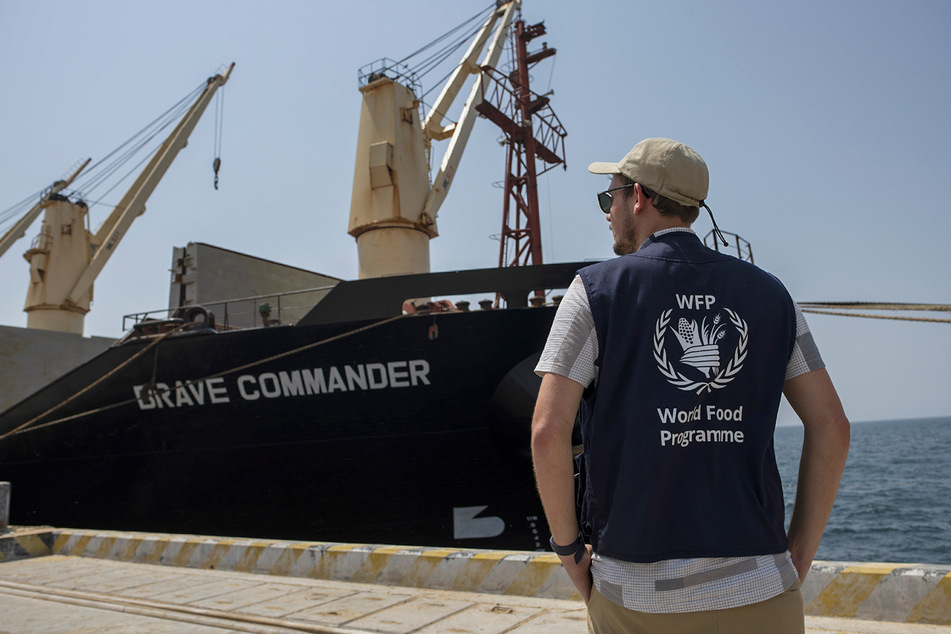 Ein Mitarbeiter des Welternährungsprogramms (WFP) steht auf dem Dock neben dem Massengutfrachter Brave Commander im Hafen von Dschibuti.