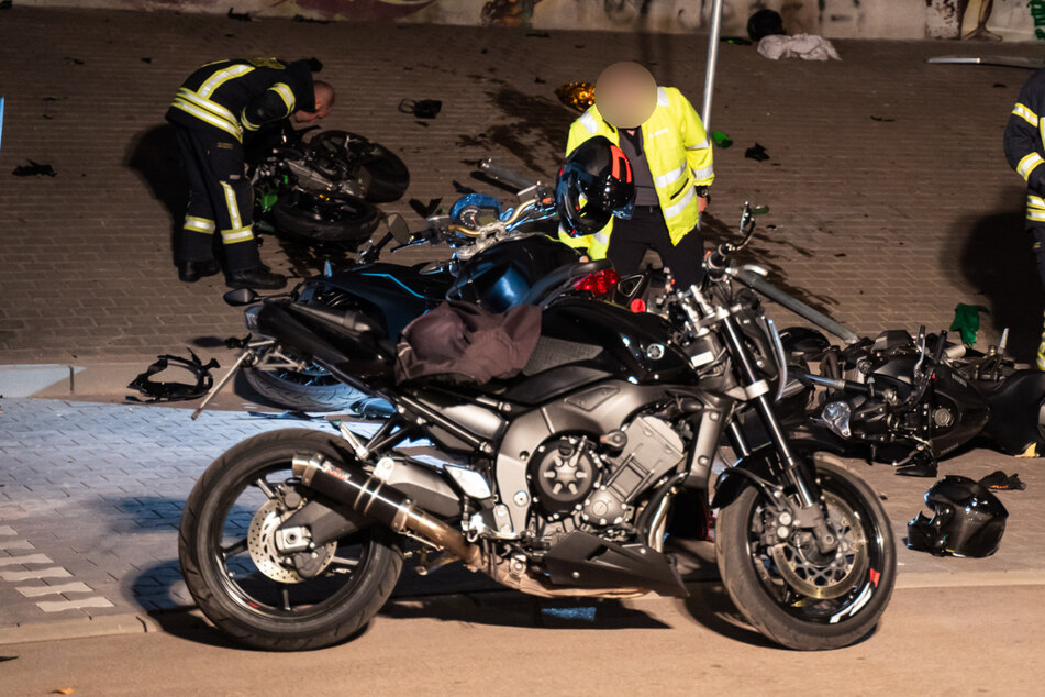 Biker rast in Motorradgruppe: Vier Verletzte, Fahrer stirbt im Krankenhaus