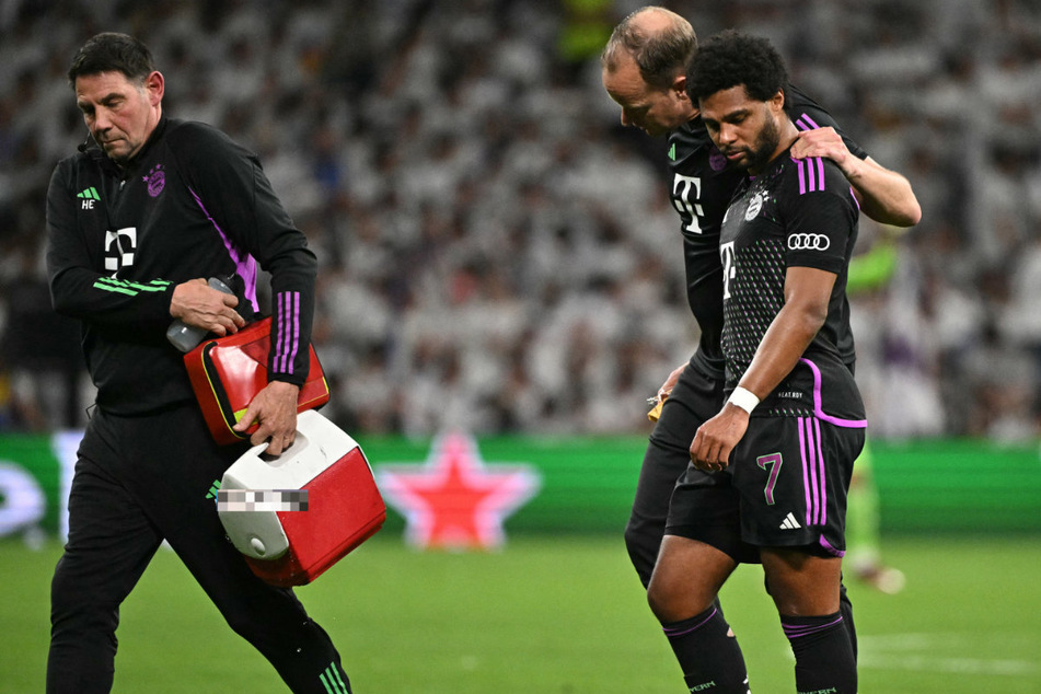 Ein Saisonabschluss, wie man ihn nicht brauchen kann: Gnabry (r.) wird vom nach seiner Verletzung in der 27. Minute gegen Real Madrid vom Platz begleitet.