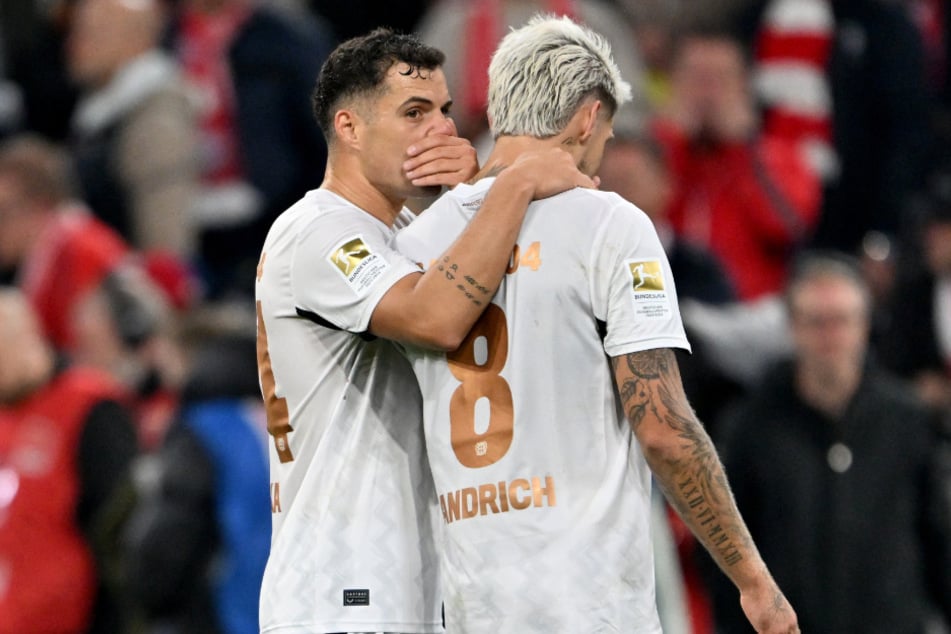 Wer begeht das Zeitspiel? Mittelfeld-Chef Granit Xhaka (32, l.) und Kollege Robert Andrich (30) sprechen sich gegen die Bayern ab.