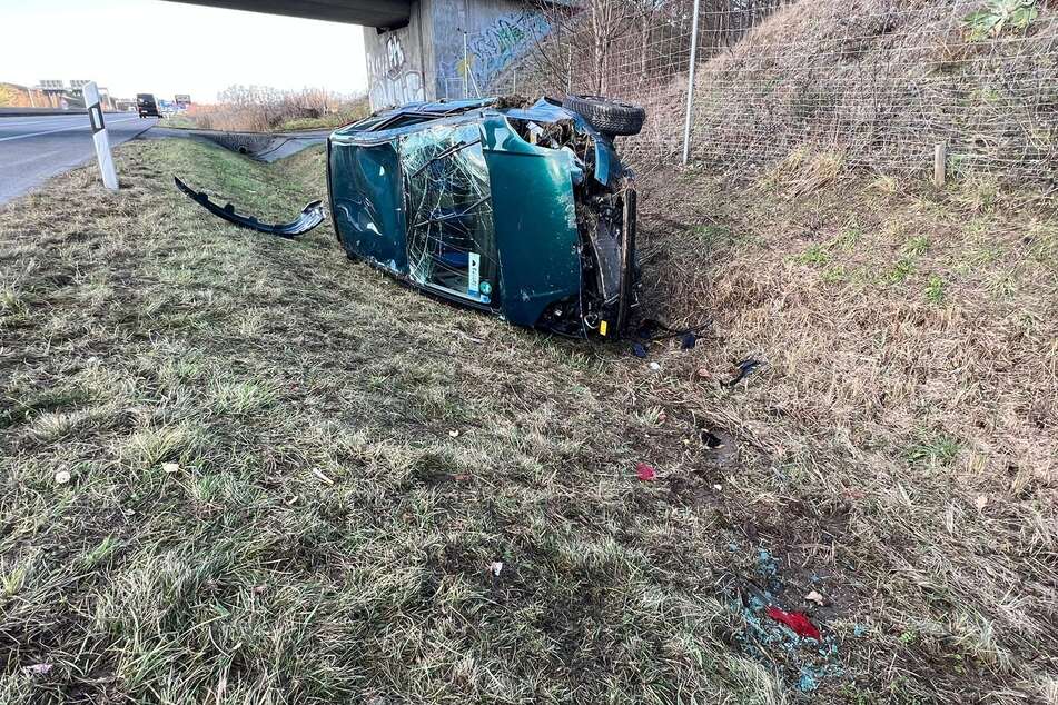Bei einem schweren Unfall auf der A14 bei Leipzig hat sich am Dienstagnachmittag ein Auto überschlagen.