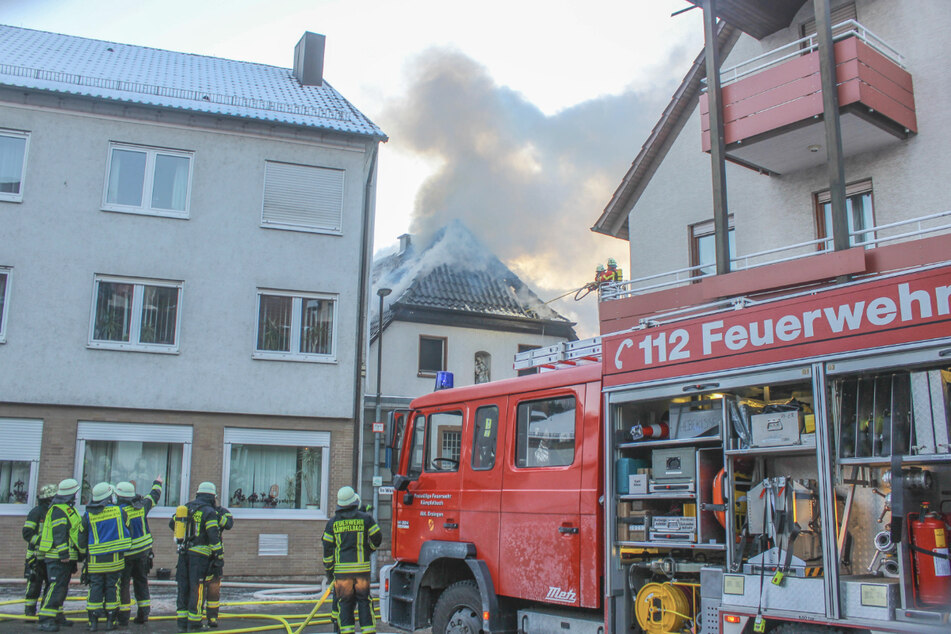 Feuerwehrleute bei den Löscharbeiten. Ein Hausbesitzer wollte offenbar eingefrorene Wasserleitungen mit einem Föhn auftauen und verursachte einen Brand.