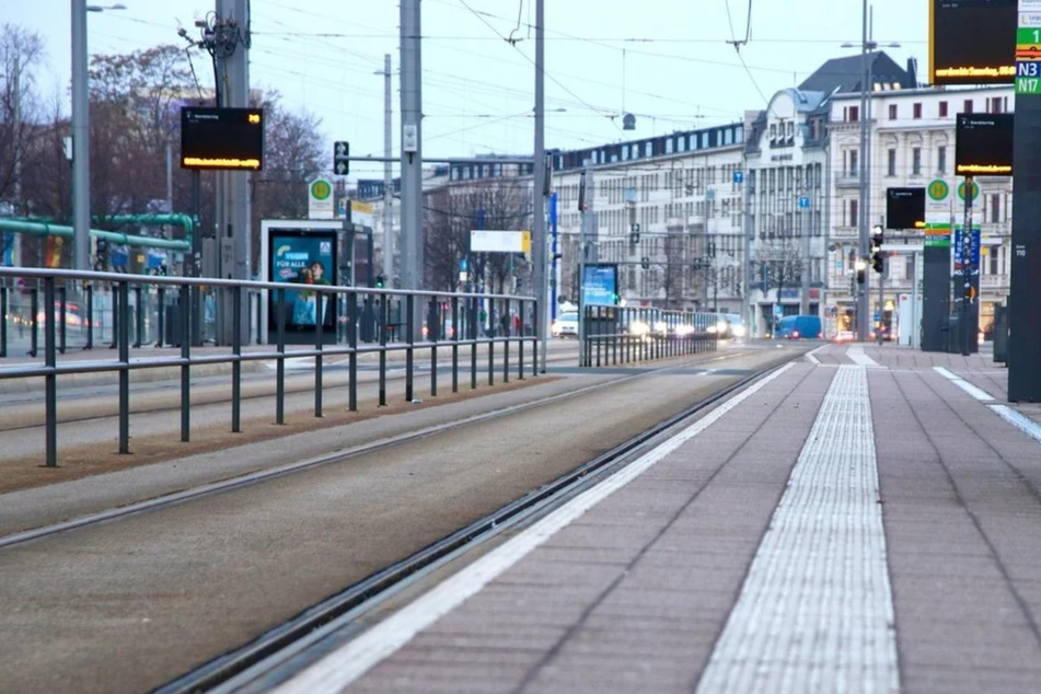 Pedelec-Fahrer (23) fährt auf Leipziger Ring über Rot und stößt mit Taxi zusammen: Schwer verletzt!