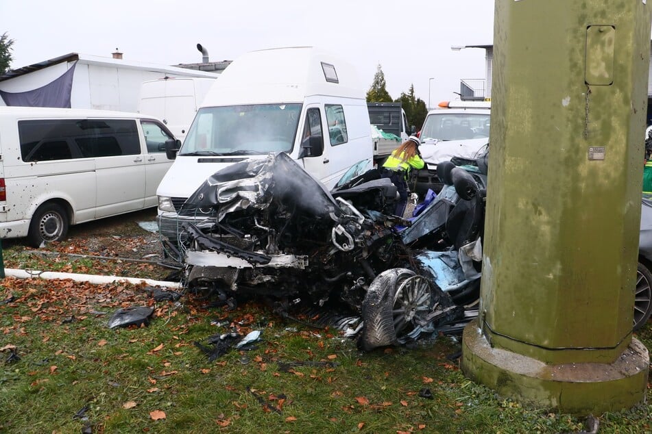 Der zerfetzte Mercedes ist Zeuge des schrecklichen Unfalls im Landkreis Ludwigsburg.