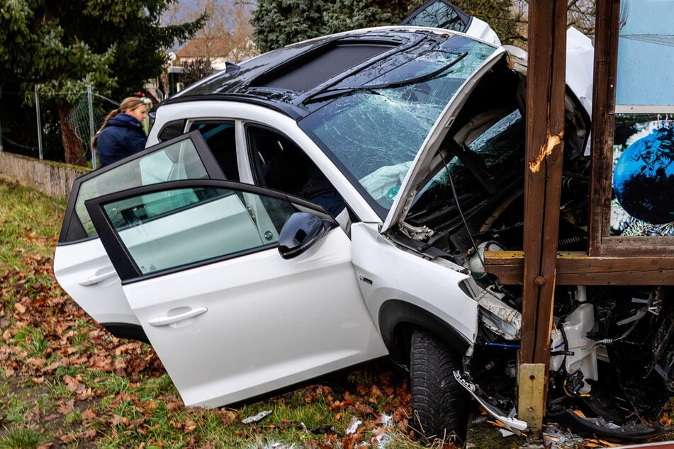 Hyundai kracht in Willkommens-Schild: Beifahrerin hat Schlimmeres verhindert