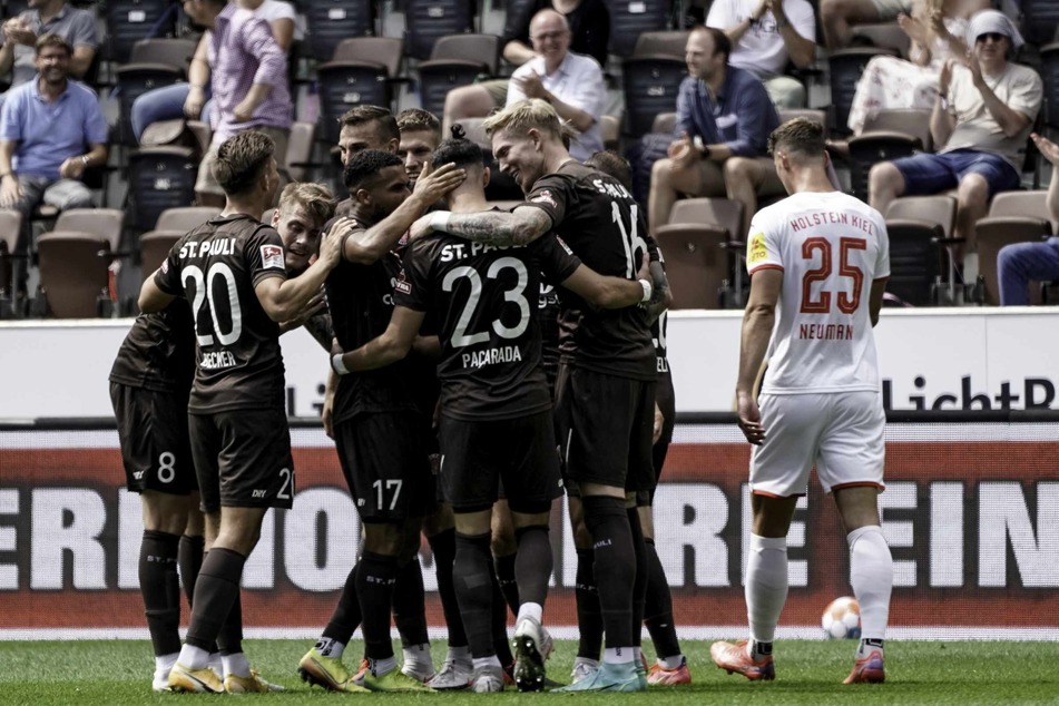 Die Mannschaft des FC St. Pauli freut sich gemeinsam über den Sieg. (Archivbild)