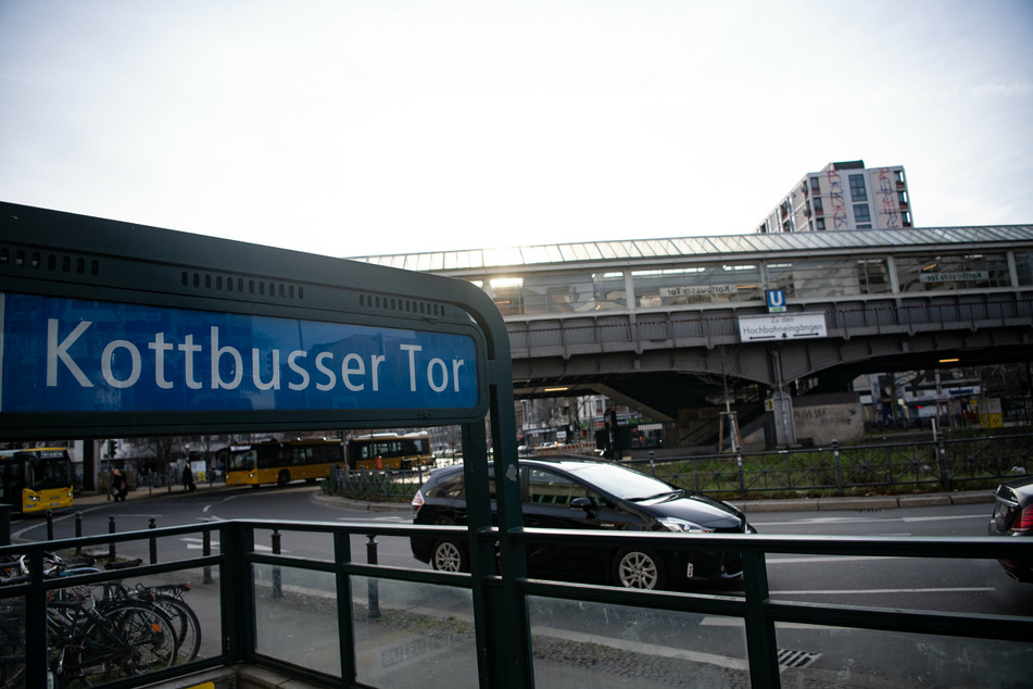 Die Männer sind auf einer Verkehrsinsel am Kottbusser Tor aneinander geraten. (Archivbild)