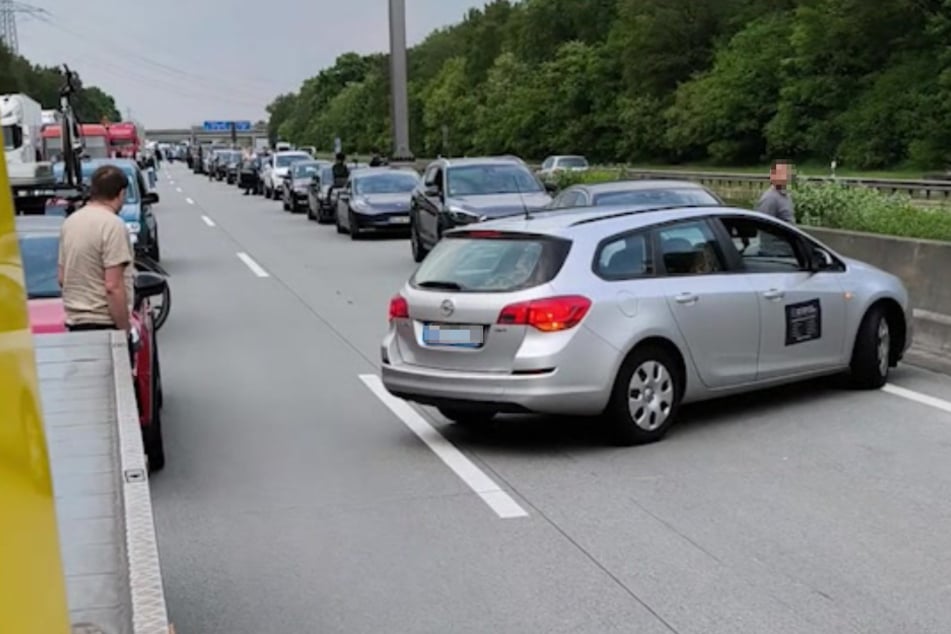 Ein Autofahrer nutzte die Rettungsgasse, um den Stau abzukürzen. Als es für ihn nicht weiterging, fuhr er entgegen der Fahrtrichtung wieder zurück.