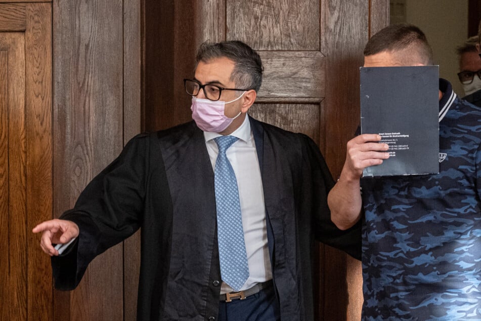 Der Angeklagte (r.) geht neben seinem Verteidiger in den Verhandlungssaal des Landgerichts.